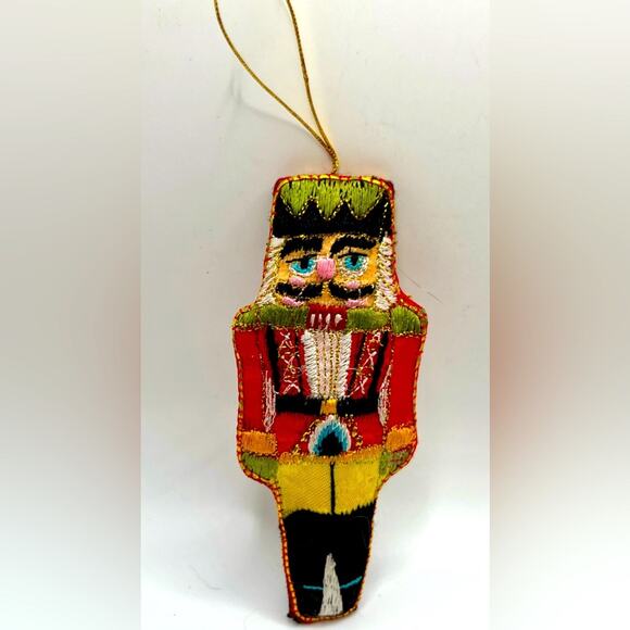 Set of 6 embroidered 3D vintage fabric ornaments - Picture 5 of 7